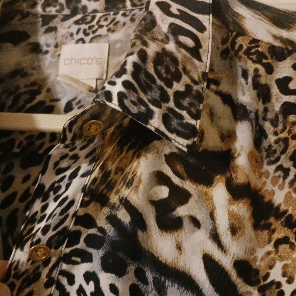 Chicos Animal Print Silky Flowy Popover Buttons - Picture 4 of 11